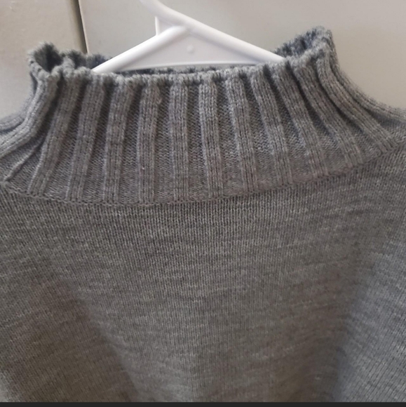 Gray knit turtleneck sweater - Picture 3 of 3